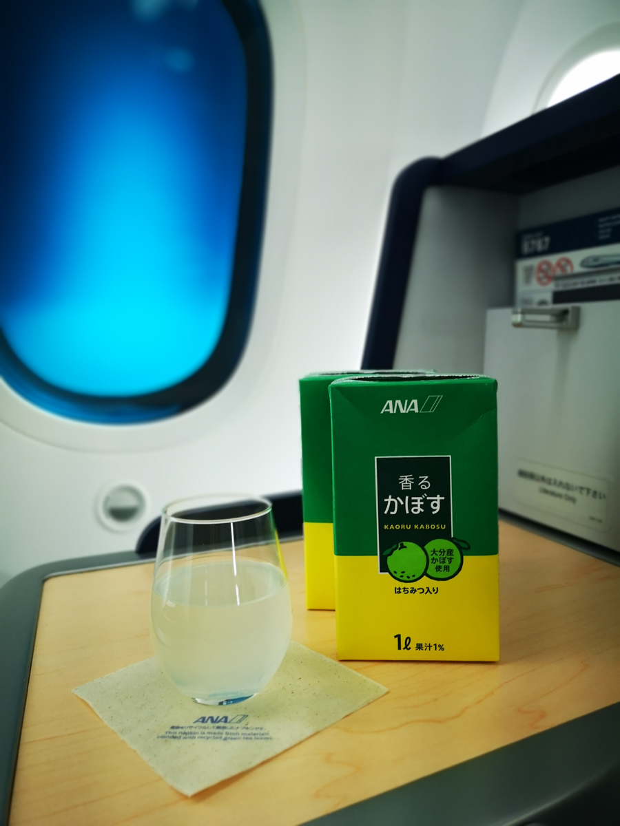 ANA signature drink Kabosu in a glass and packet.