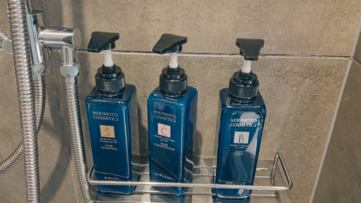 MIKIMOTO COSMETICS shower ameneties in blue bottles.