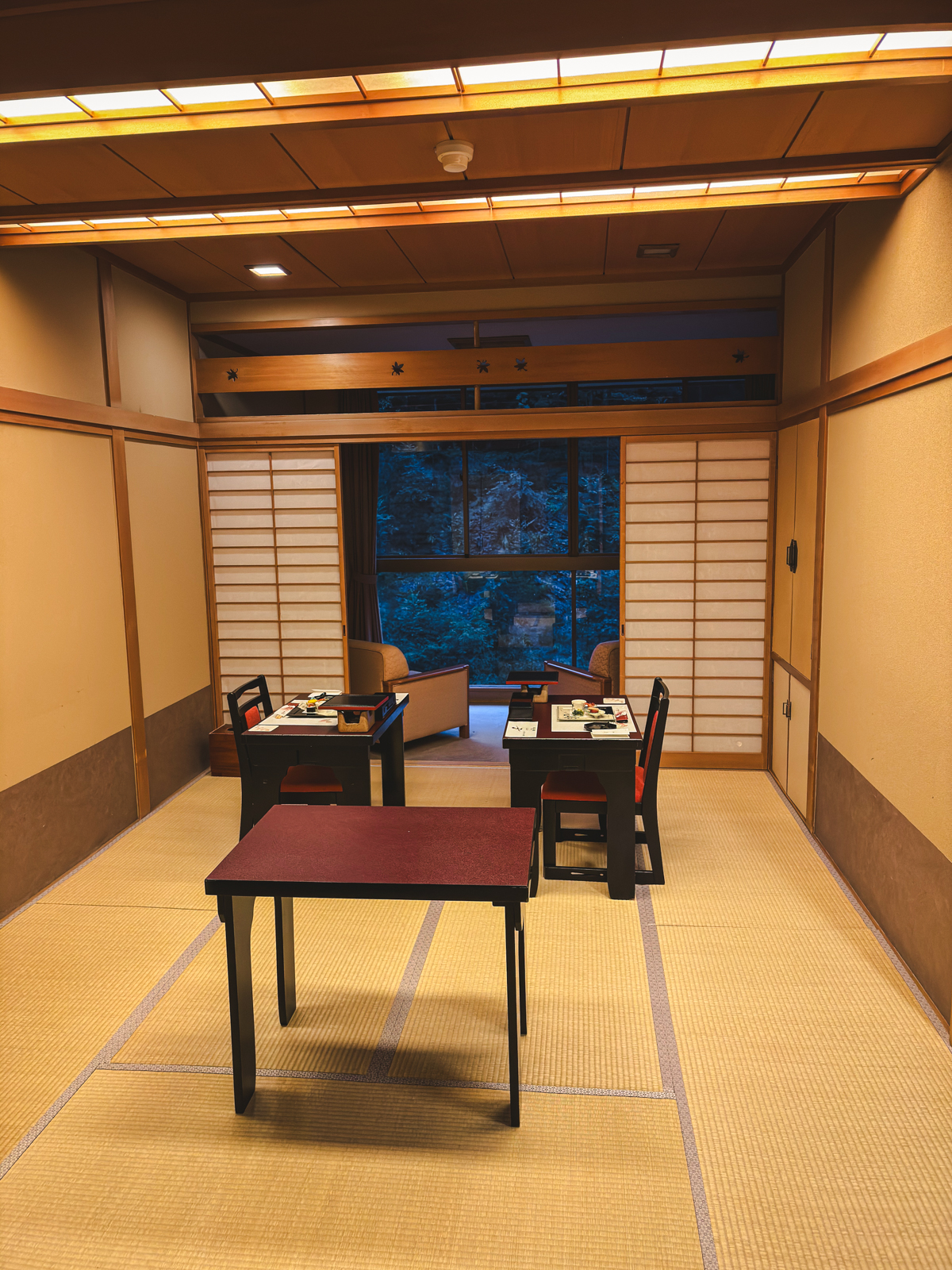 Dining room with three tables and tatami mats. With a small outcrop facing the river.